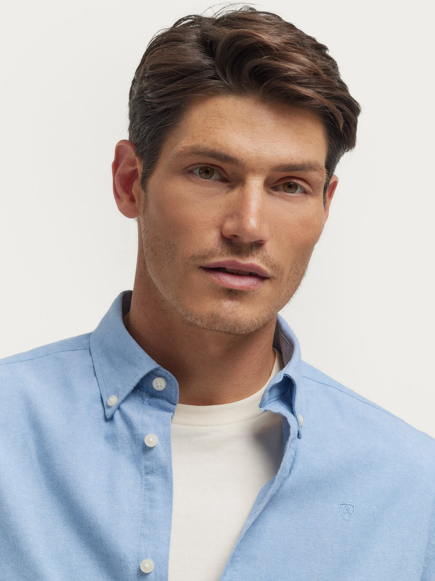 camisa_oxford_chambray_celeste_3.webp Best Alvaro Moreno CAMISA OXFORD CHAMBRAY Celeste