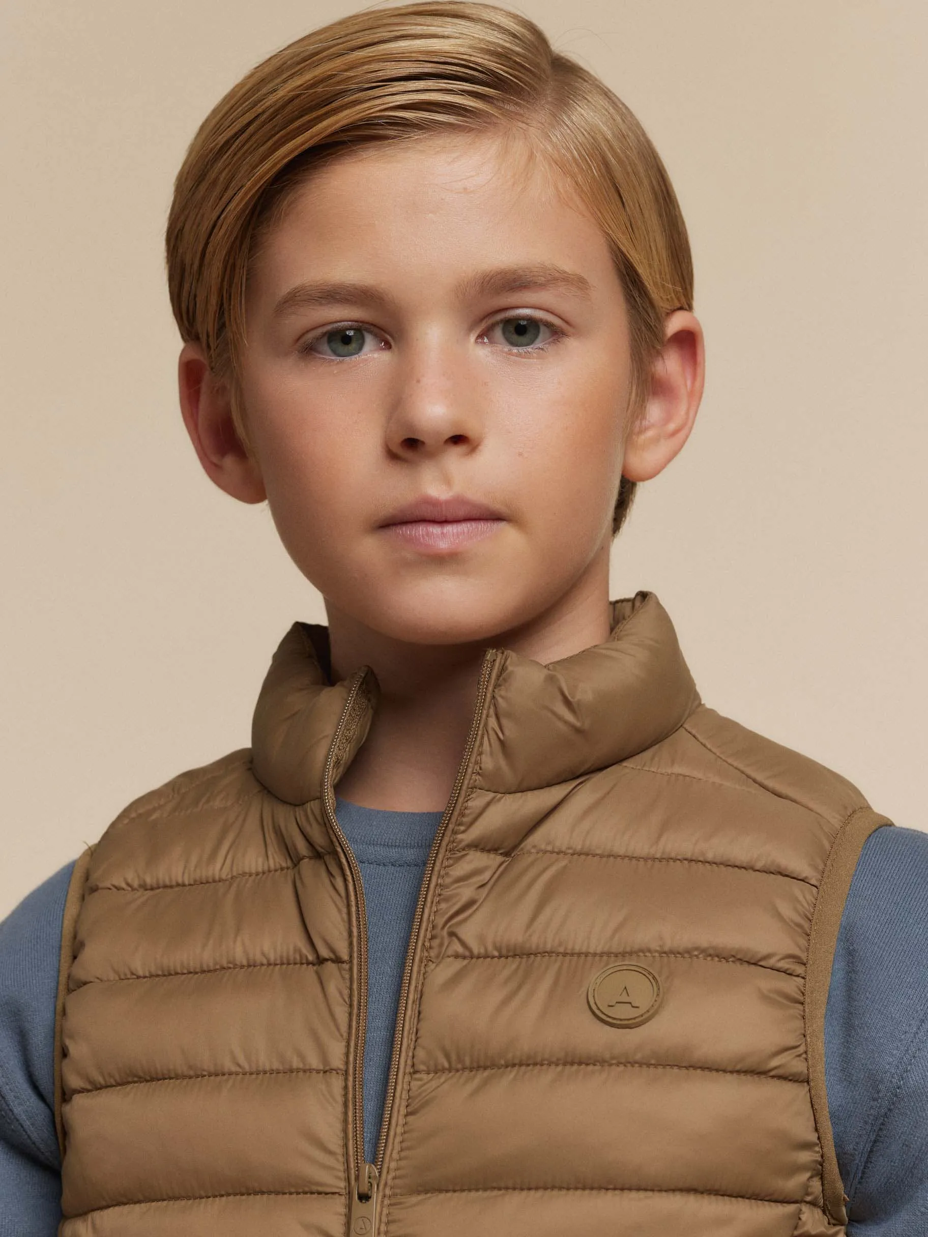 chaleco_niro_kids_mostaza_5.webp Flash Sale Alvaro Moreno CHALECO NIRO KIDS Mostaza