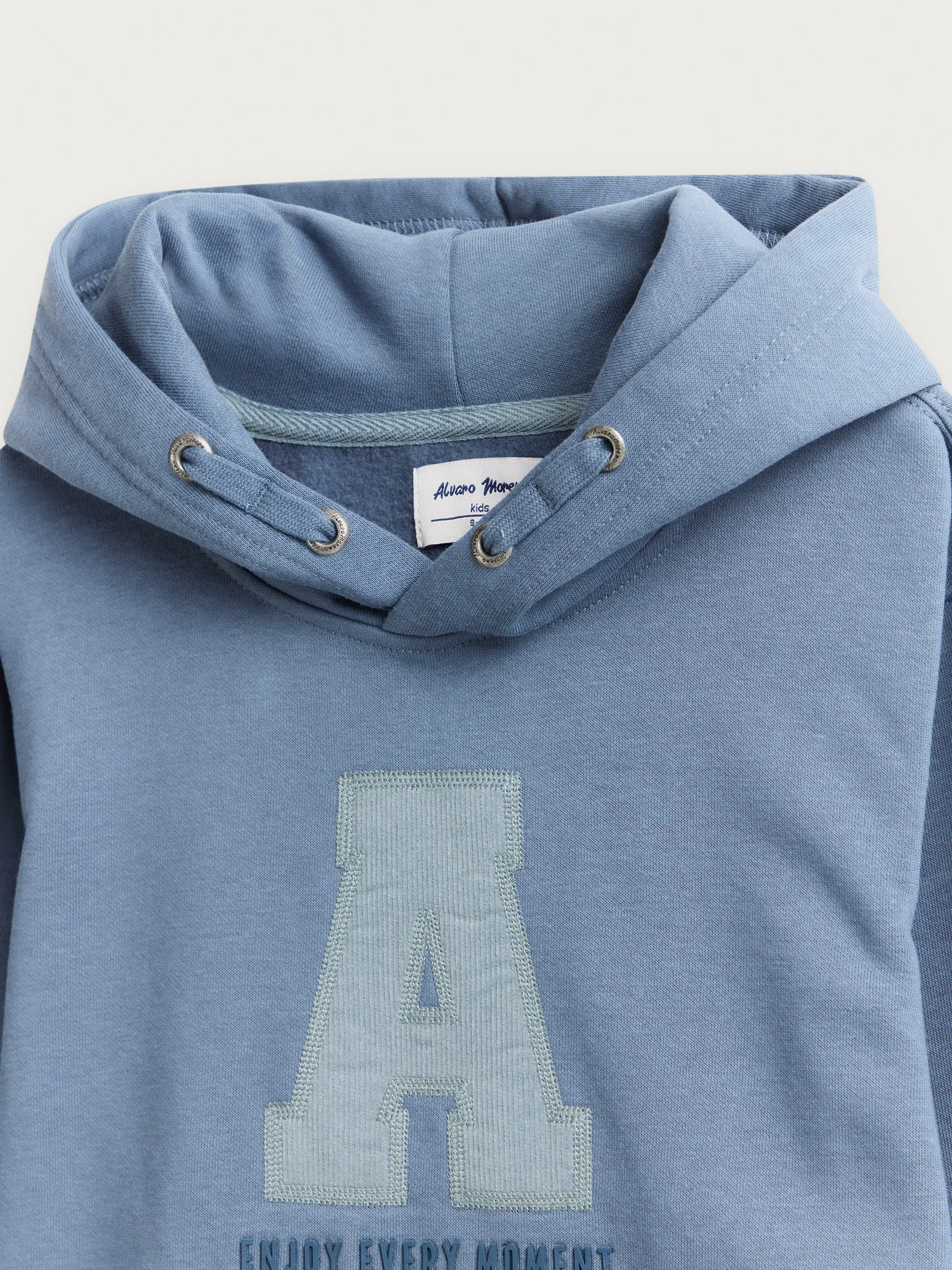 sudadera_moment_kids_azul_3.webp Outlet Alvaro Moreno SUDADERA MOMENT KIDS Azul
