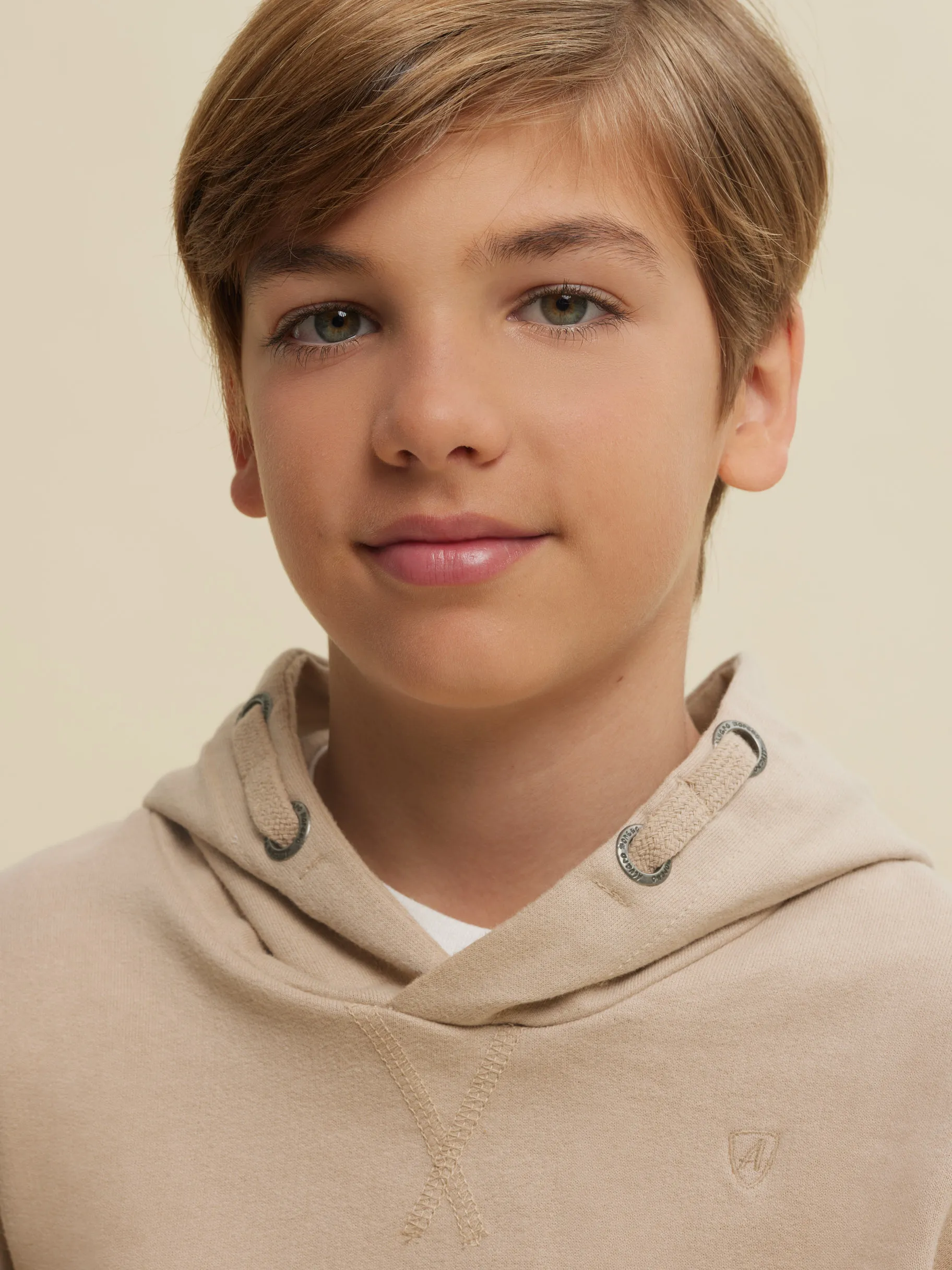 sudadera_nelson_kids_camel_4.webp Hot Alvaro Moreno SUDADERA NELSON KIDS Camel